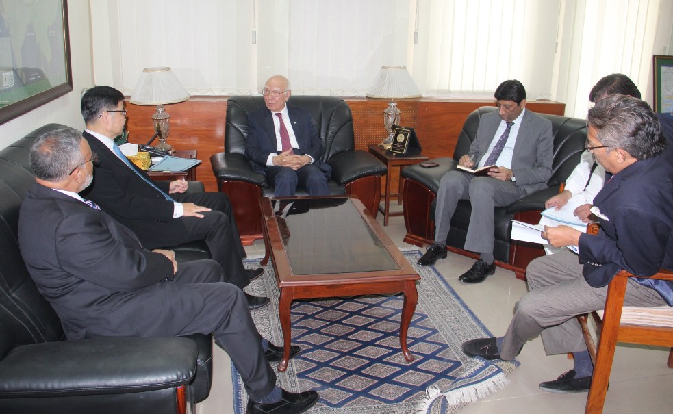  Secretary General, APO Japan with Mr. Sirtaj Aziz